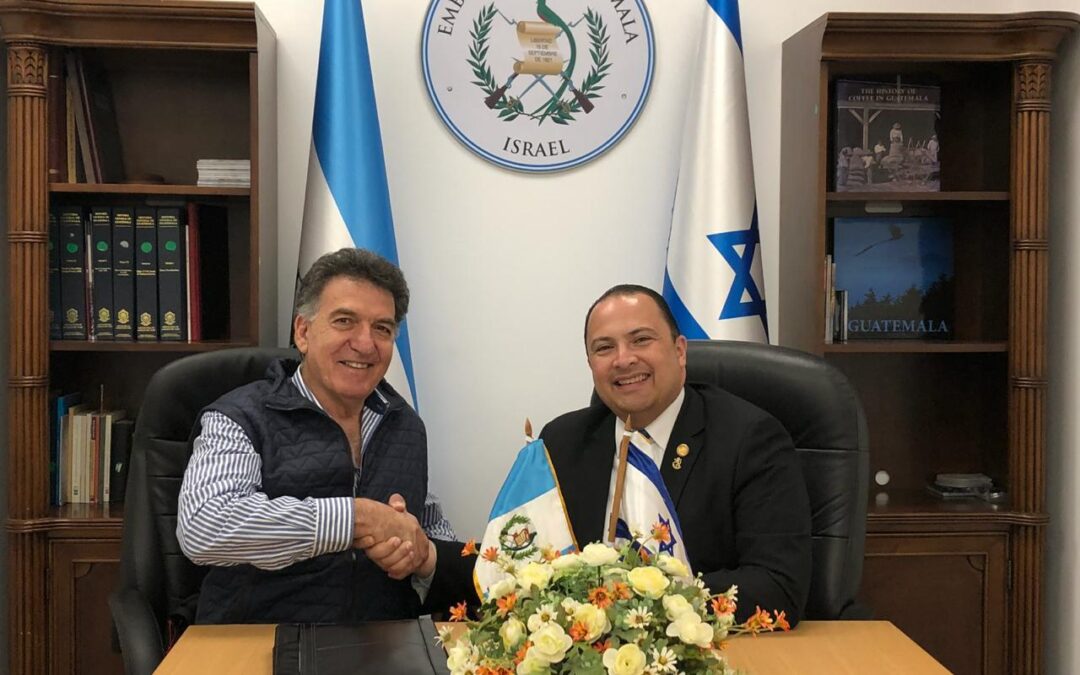 Con el embajador Mario Bukaro en la embajada en Jerusalen