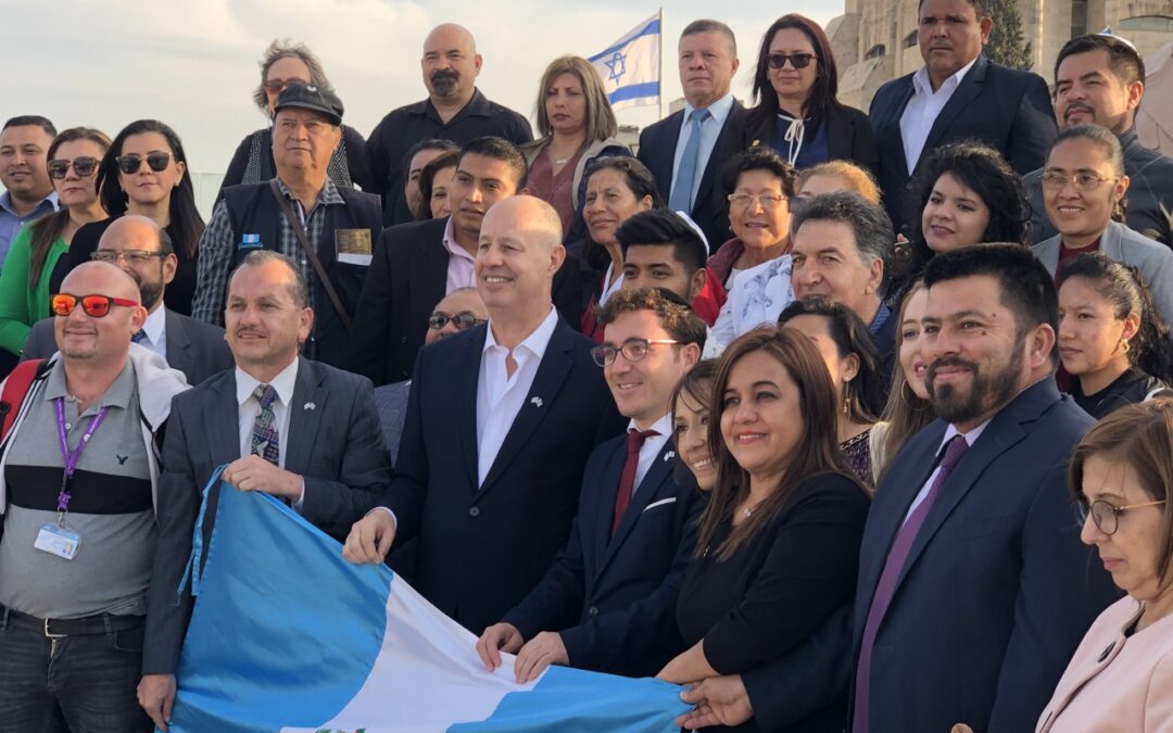 With Minister Tzachi Hanegbi with a group of mayors and guests from Guatemala and El Salvador near the Jerusalem wailing wall