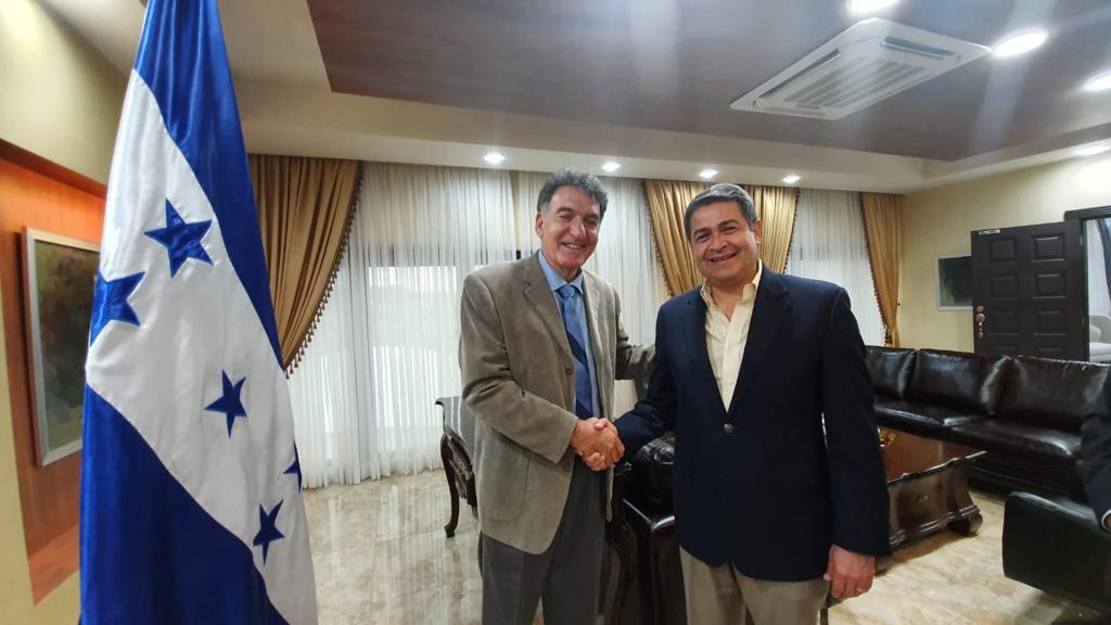 In a meeting with the president of Honduras Juan Orlando Hernandez, at the Tegucigalpa presidential house