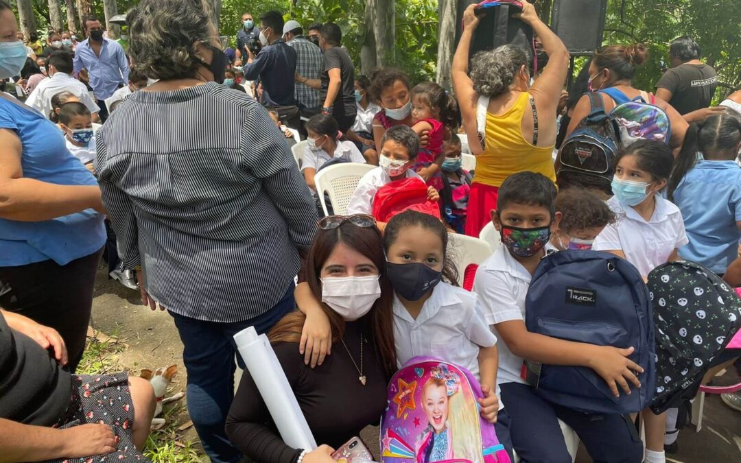 Entrega De Hermosas Mochilas Y Útiles Escolares Para Escuela De Zaragoza Honduras. Chicos Felices Recibiendo Sus Mochilas!