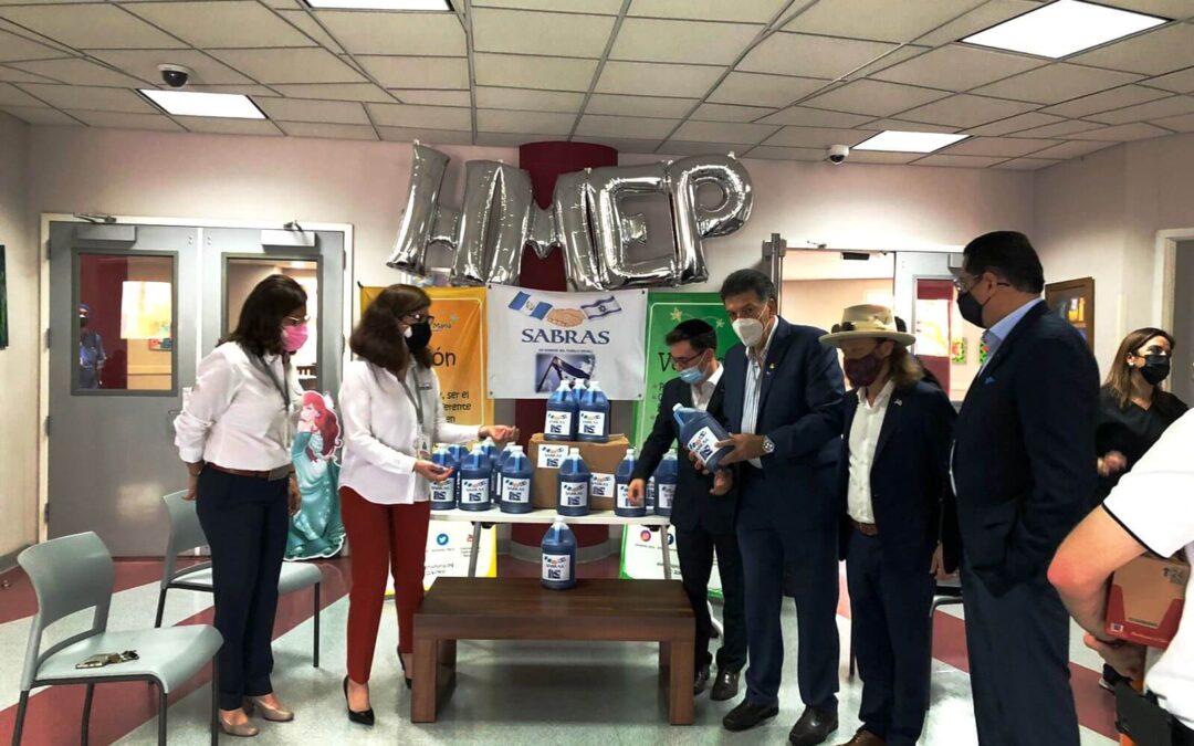 Donación De Desinfectantes Para /Hospital Maria Especialidades Pediátricas De Mayor Complejidad. En Compañía De Nuestro Director General, También Rabino Yosef Garmon Y Brock Pierce. – San Salvador